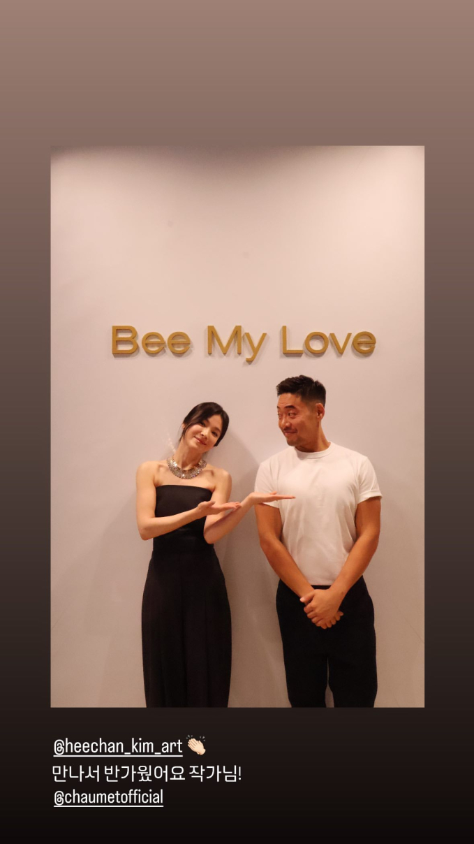 Nữ diễn viên vui vẻ tạo dáng bên nhà văn Kim Hee Chan