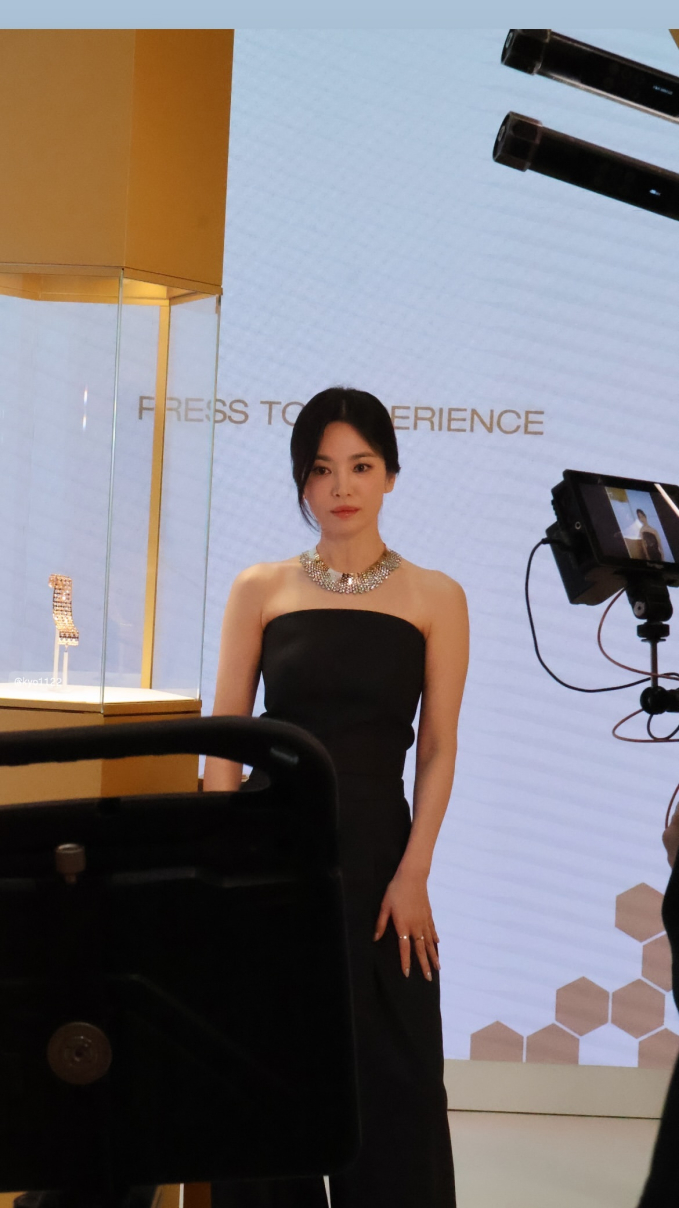 Song Hye Kyo diện trang phục đen đầy quyền lực và quyến rũ, kết hợp cùng trang sức xa xỉ.