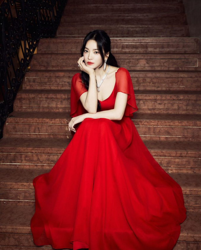 Song Hye Kyo hóa thiên nga đen đại náo sự kiện, qua cam thường còn đẹp cực phẩm cỡ này!