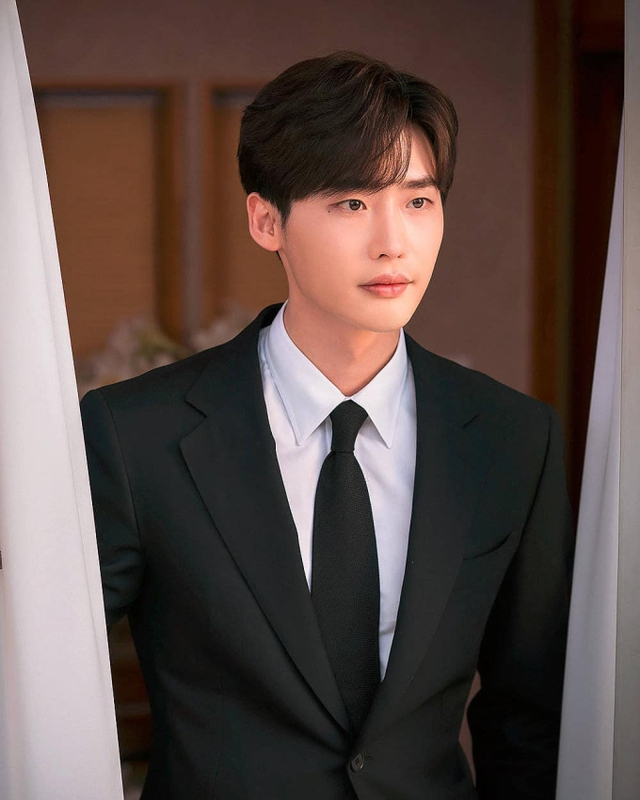 Lee Jong Suk đang vướng tranh cãi về đạo đức nghề nghiệp và thái độ hành xử