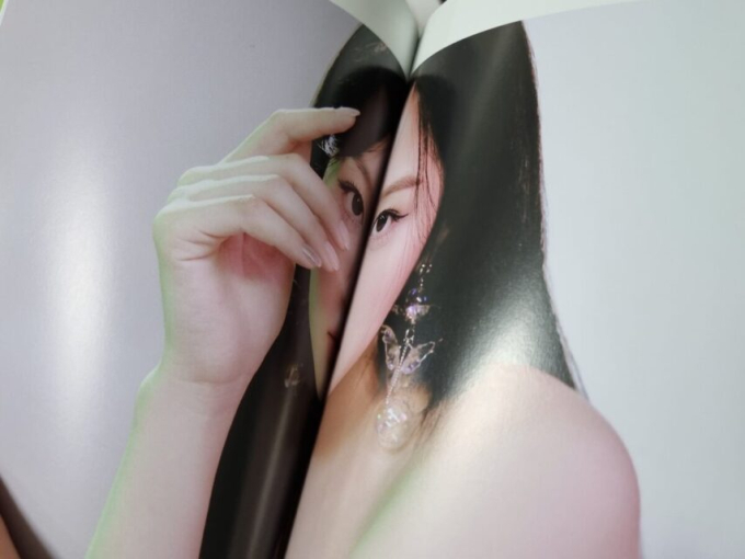   Gương mặt của các thành viên đều được in vào chính giữa cuốn photobook  