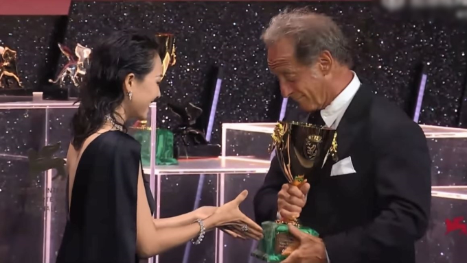 Chương Tử Di chỉ định bắt tay chúc mừng Vincent Lindon