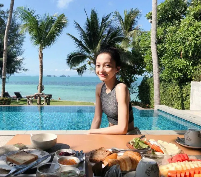 Sau nhiều năm gây dựng lại sự nghiệp, mỹ nhân Cbiz thông báo đã mua 1 hòn đảo ở Thái Bình Dương và xây biệt thự nghỉ dưỡng để tự thưởng cho bản thân