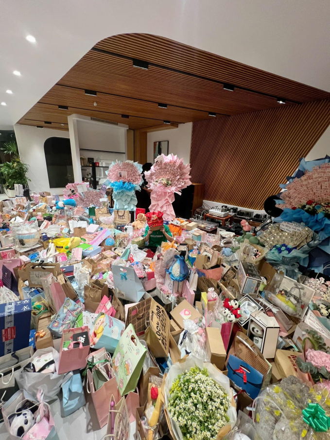 Quang Hùng MasterD và núi quà gây choáng sau fan meeting vừa qua