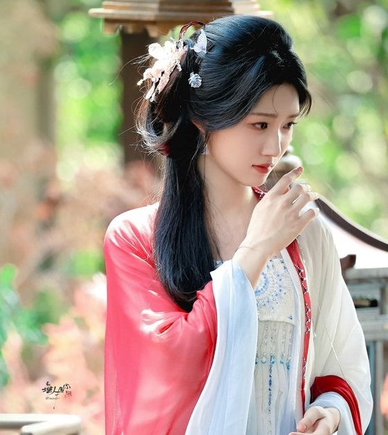 Nữ thần thanh xuân mỗi lần xuất hiện đều xấu đau đớn, mang tiếng ngôi sao nhưng kém sang hơn cả trợ lý