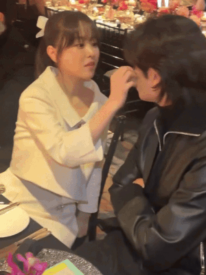 Những hình ảnh thân thiết của Park Bo Young và Park Hyung Sik tại sự kiện của W Korea đang được cư dân mạng truyền tay nhau. Mỹ nhân 9X bị 
