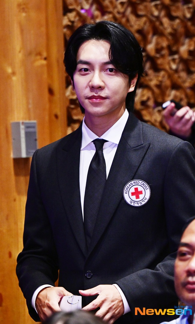 Lee Seung Gi và cả dàn sao bị đòi nợ