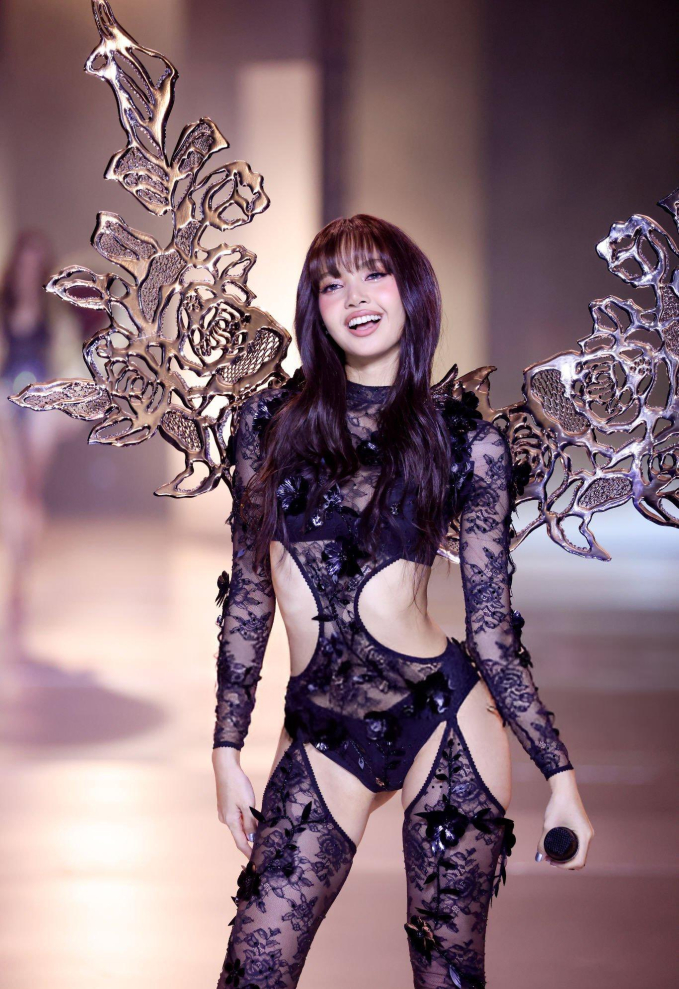 Là cái tên hot nhất sau show Victoria's Secret, Lisa vướng nhiều ồn ào