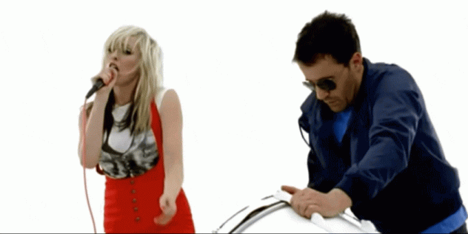   … được so sánh bản hit huyền thoại That’s Not My Name của The Ting Tings   