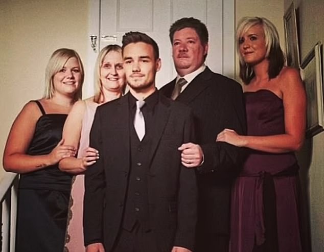 Liam Payne là con út trong gia đình có bố mẹ và 2 chị gái