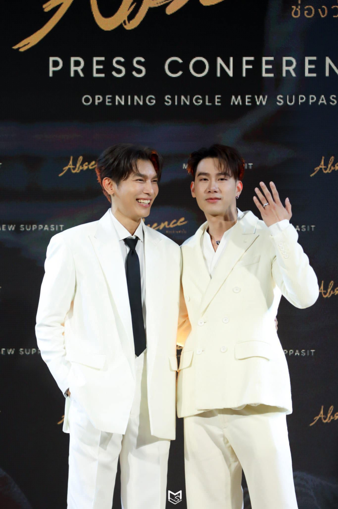 Tul Pakorn tự hào khoe nhẫn cầu hôn