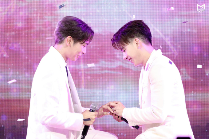 Cặp đôi trao nhẫn...