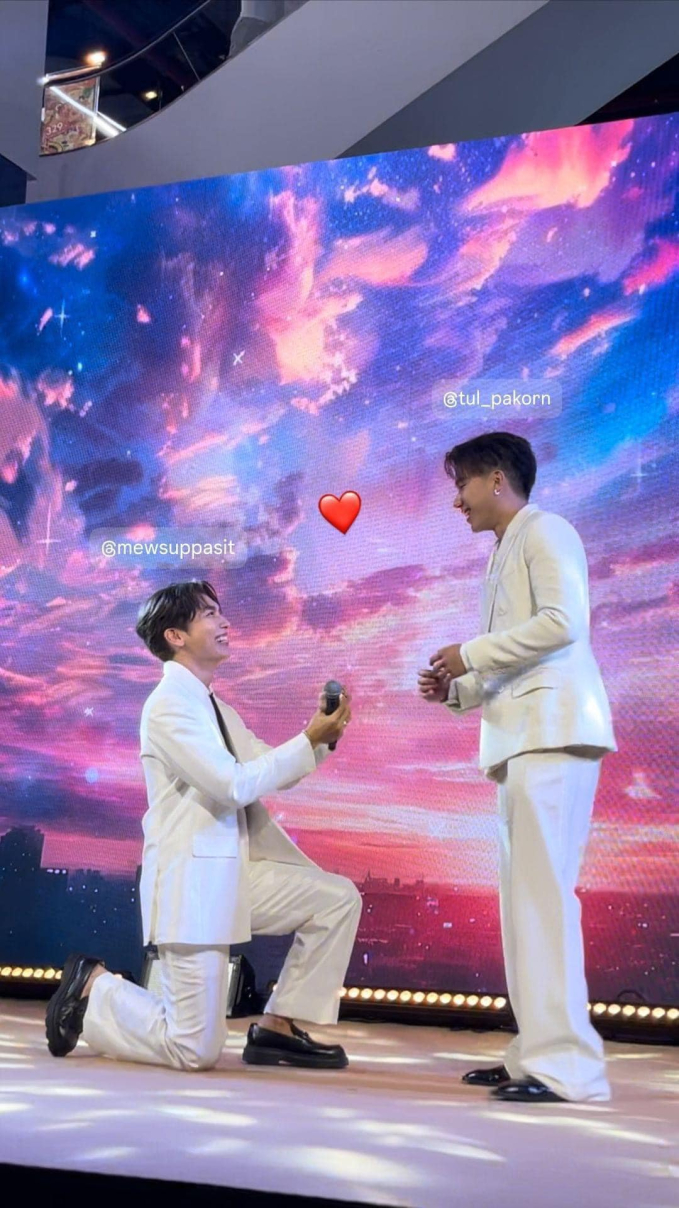 Mew Suppasit quỳ gối cầu hôn Tul Pakorn ngay trong họp báo ra mắt ca khúc mới