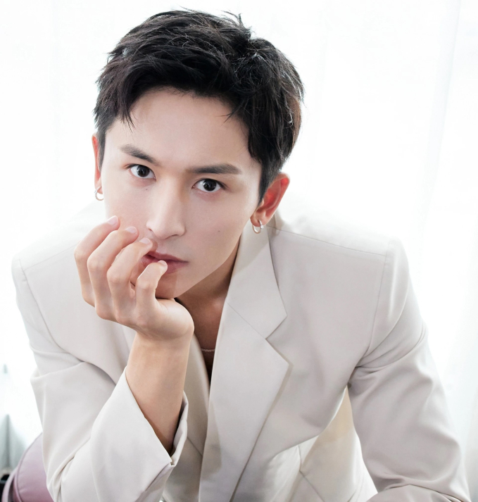 Với bà chủ là nữ diễn viên quyền lực Triệu Vy, Trương Triết Hạn được cho là sẽ có tương lai rộng mở