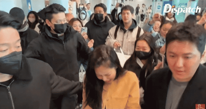 Nữ idol bị chỉ trích tiết lộ lịch trình chuyến bay cho truyền thông, thu hút đám đông để rồi sau đó lại vào vai nạn nhân bị phóng viên và fan xô đẩy.