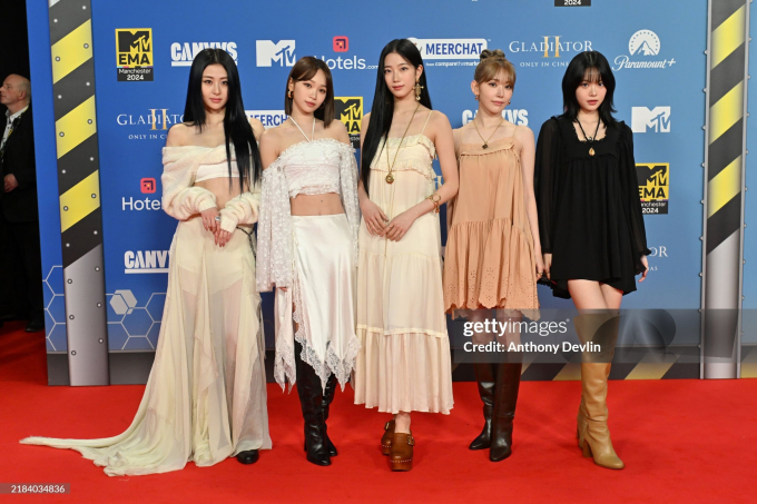 Các cô gái thuộc nhóm nhạc Kpop đến từ Hàn Quốc ăn diện váy áo có thiết kế nữ tính, tông màu trung tính góp phần tôn lên visual mãn nhãn. Dù không lên đồ cầu kỳ, 5 cô gái vẫn nhận được xuất chú ý lớn từ công chúng, đặc biệt giữa dàn sao 