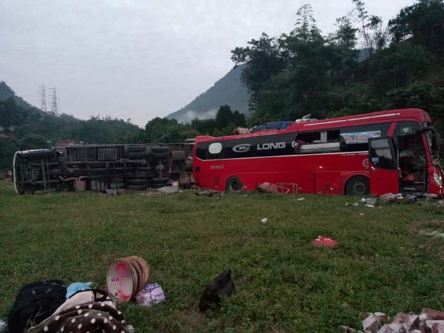 Xe tải va chạm kinh hoàng ô tô khách lúc nửa đêm, 3 người chết, 31 người bị thương