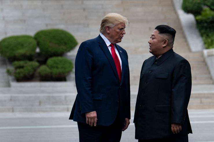 Tổng thống Mỹ Donald Trump và lãnh đạo Triều Tiên Kim Jong-un trong cuộc gặp ở biên giới liên Triều hôm 30/6. Ảnh: AFP.