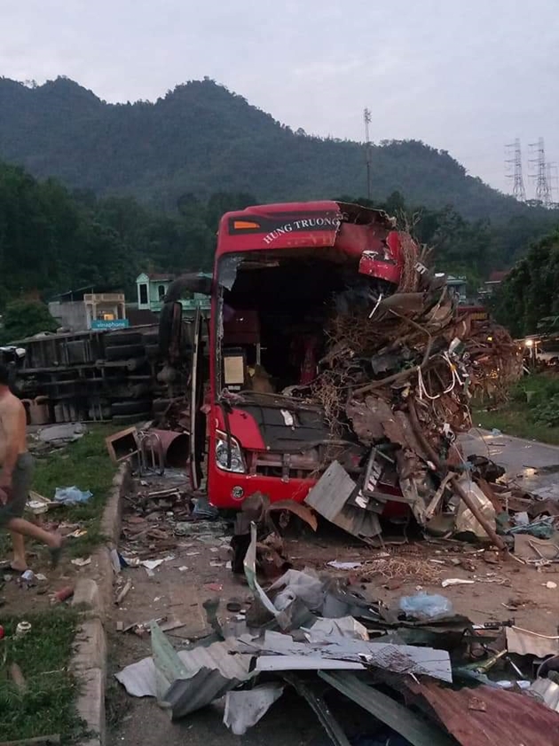 Xe tải va chạm kinh hoàng ô tô khách lúc nửa đêm, 3 người chết, 31 người bị thương