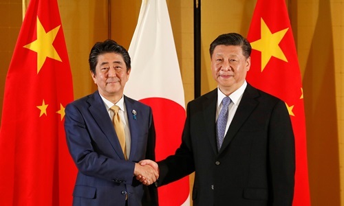Chủ tịch Trung Quốc Tập Cận Bình (phải) gặp Thủ tướng Nhật Shinzo Abe bên lề hội nghị thượng đỉnh G20 hôm 27/6. Ảnh: Reuters.