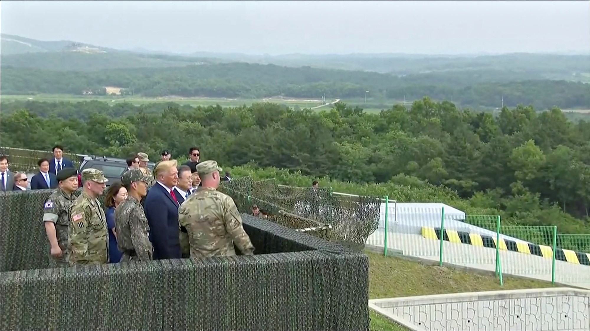   Tổng thống Mỹ Donald Trump cùng Tổng thống Hàn Quốc Moon Jae In thăm chốt biên phòng nhìn về phía Triều Tiên ngày 30.6 - Ảnh: Reuters.  