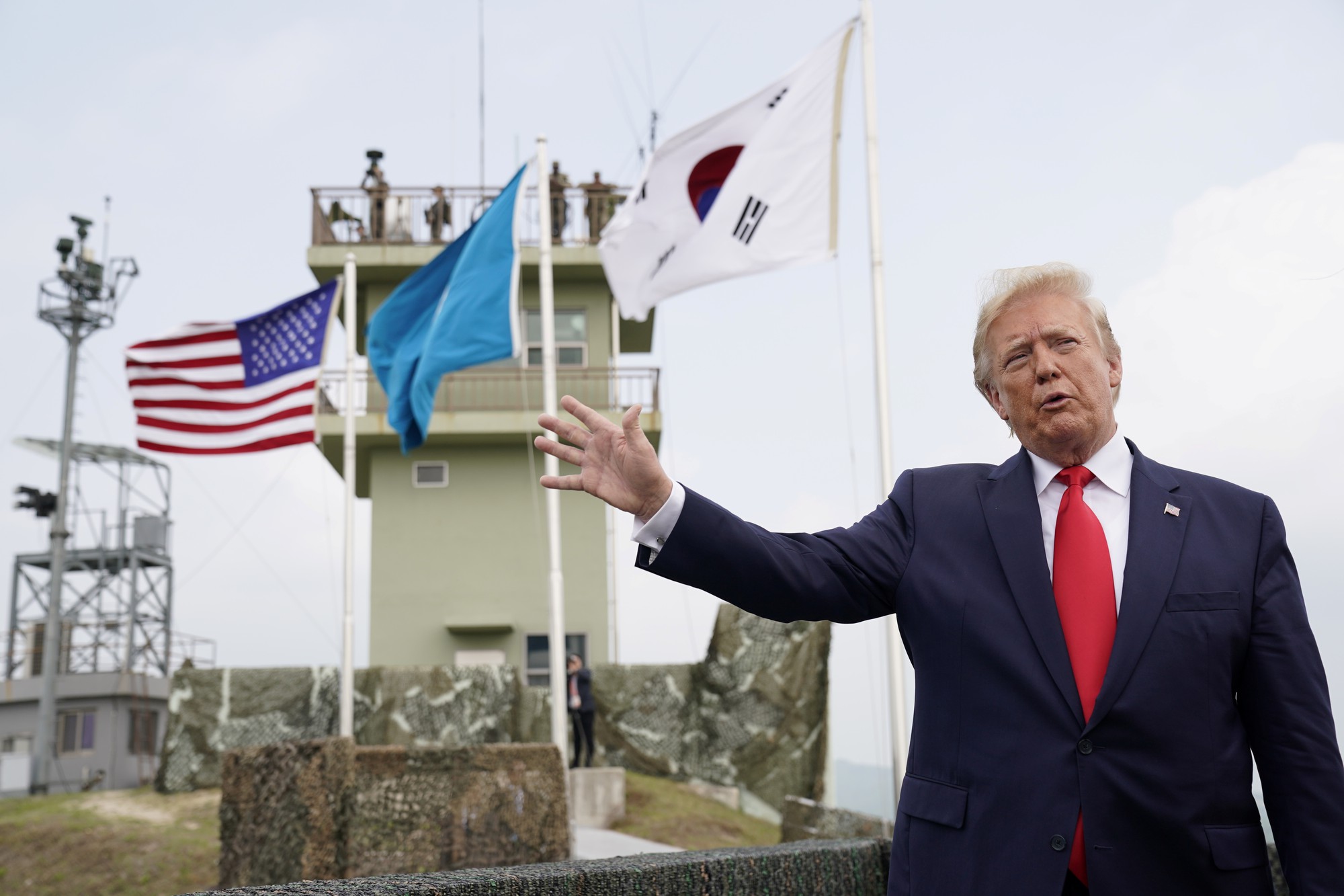 Tổng thống Mỹ Donald Trump phát biểu tại chốt biên phòng dọc biên giới liên Triều - Ảnh Reuters.