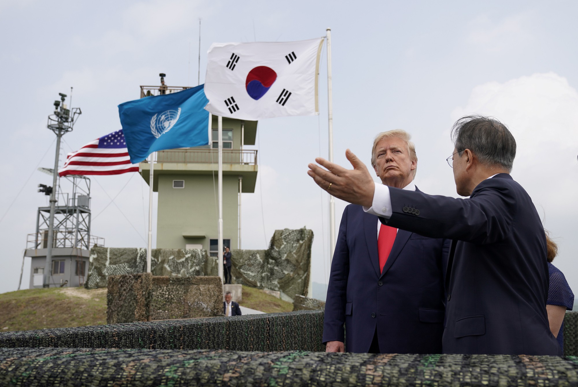 Tổng thống Mỹ Donald Trump cùng Tổng thống Hàn Quốc Moon Jae In thăm chốt biên phòng nhìn về phía Triều Tiên ngày 30-6 - Ảnh: Reuters.