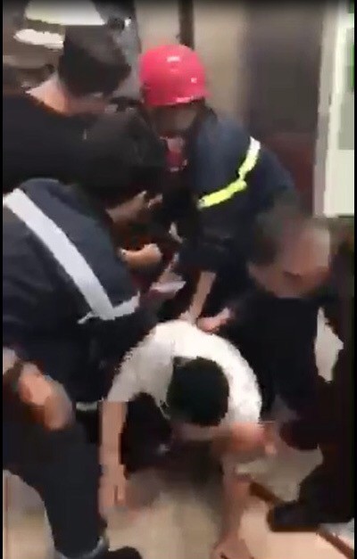  Lực lượng chức năng đưa người gặp nạn ra khỏi hiện trường (ảnh cắt từ clip)