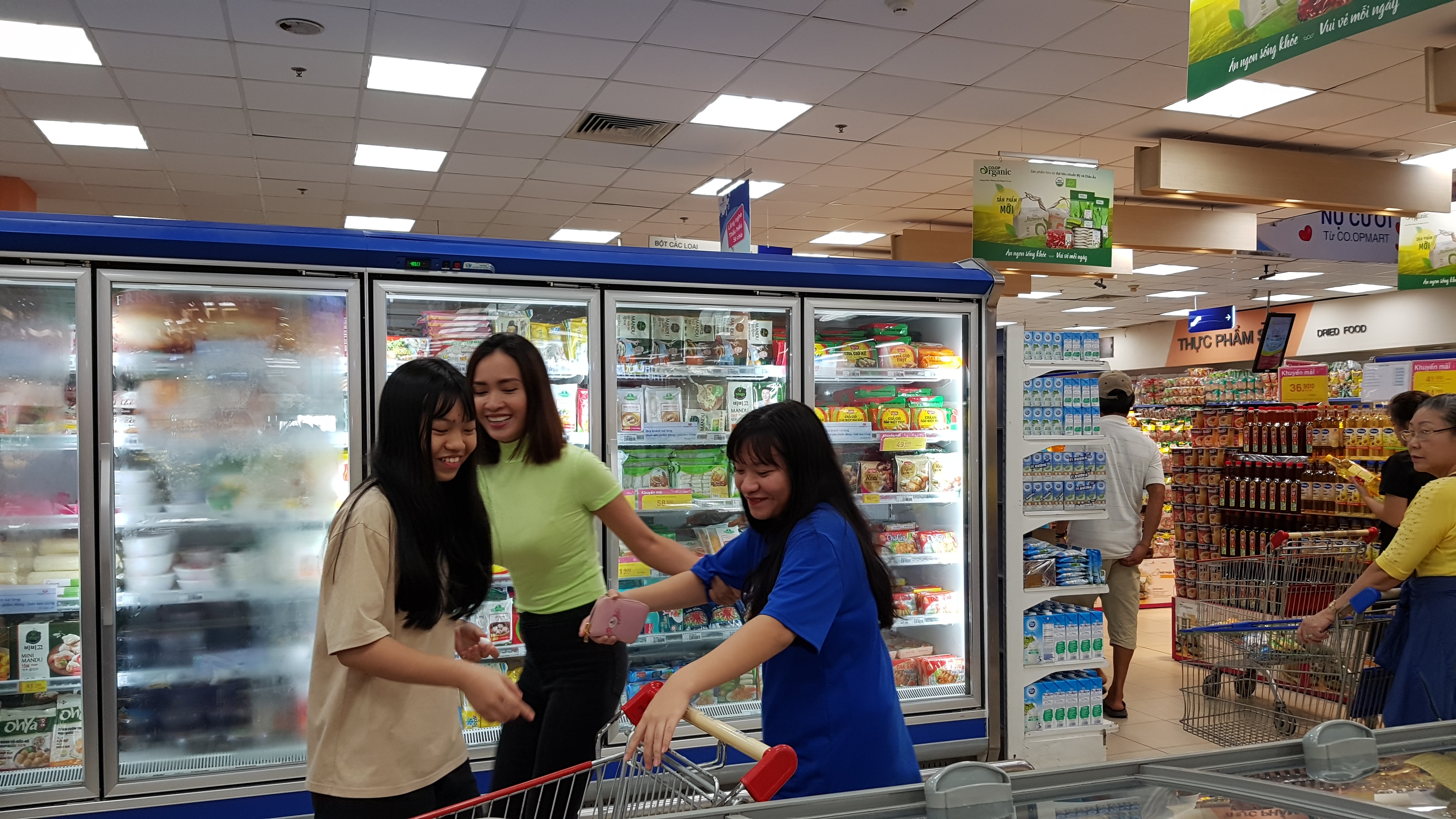 Ca sĩ Ái Phương mời các bạn trẻ cùng đi siêu thị - Ảnh: Cẩm Viên
