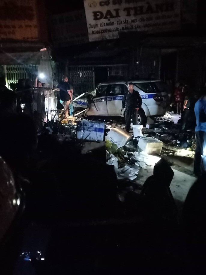 Xe CSGT tông vào tiệm vàng, 1 người tử vong