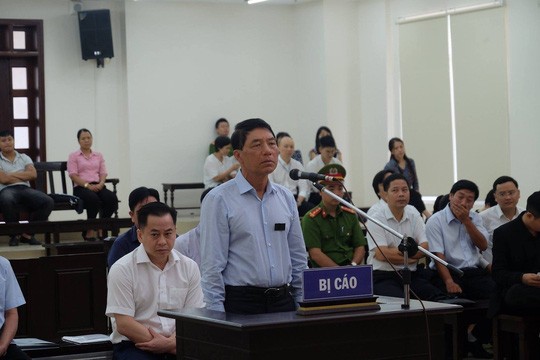   Bị cáo Trần Việt Tân trước tòa.  
