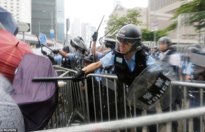  Cảnh sát dùng gậy trấn áp người biểu tình (Ảnh: Reuters)