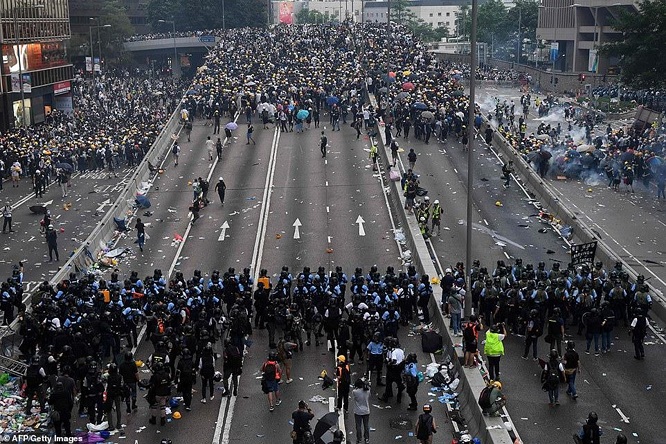 Số lượng người biểu tình áp đảo số lượng cảnh sát chống bạo động (Ảnh: AFP)