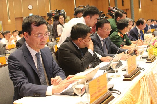   Bộ trưởng Bộ Thông tin và Truyền Thông Nguyễn Mạnh Hùng biểu quyết thông qua Nghị quyết bằng iPad.   