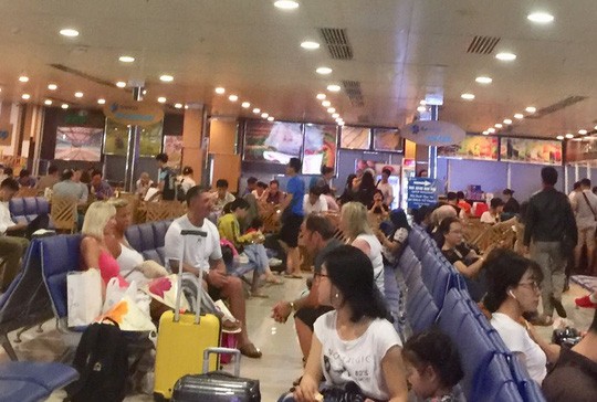   Hành khách ngồi chờ tại sân bay Tân Sơn Nhất   