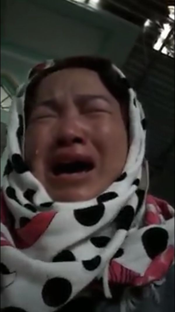   Bà Hiền từng livestream khóc lóc nhờ dân mạng mạng tìm con giúp.  