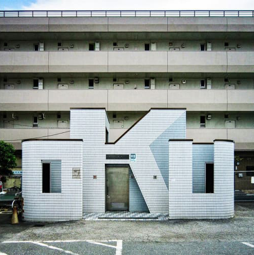   Đặc biệt nhất có lẽ là toilet của nhà ga Oku tại Tokyo, được thiết kế theo đúng các ký tự latin của từ Oku.  