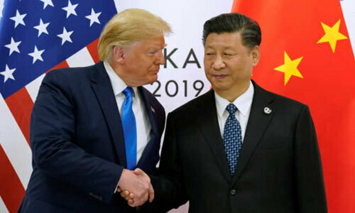 Tổng thống Donald Trump (trái) bắt tay Chủ tịch Trung Quốc Tập Cận Bình tại cuộc gặp cấp cao Mỹ - Trung bên lề hội nghị thượng đỉnh G20 ở Osaka, Nhật Bản, hôm 29/6. Ảnh: Reuters.