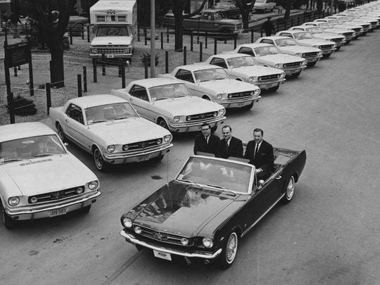   Donald Frey, Lee Lacocca và Henry Ford II tại Hội chợ Thế giới New York, FirstAnnlahoma của Mustang, ngày 15/4/1965. (Ảnh: The Henry Ford).  