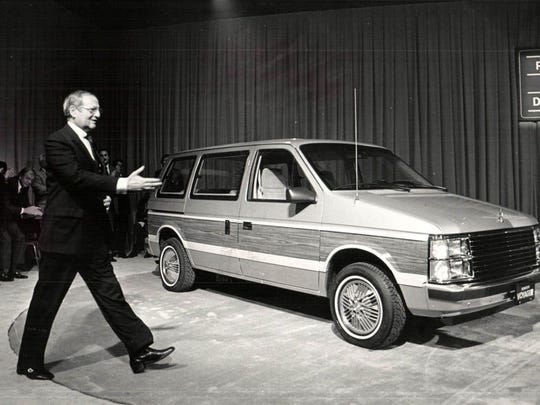   Vào tháng 11/983, Lee A. Lacocca, khi đó là chủ tịch của Chrysler Corporation, đã giới thiệu dòng xe mới và xe tải gia đình có bánh xe 1984, chiếc Plymouth Voyager (hình ở đây), Dodge Caravan và Dodge Mini Ram Van . (Ảnh: John Collier Detroit Free Press).  