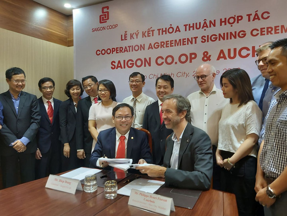   Bản hợp đồng chuyển giao được lãnh đạo hai nhà bán lẻ Việt -  Pháp ký kết trong đêm 27/6 tại TP.HCM sau một thời gian đàm phán, thảo luận nhanh chóng.  