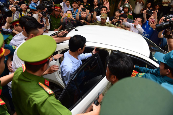 Ông Nguyễn Hữu Linh lên xe rời tòa.