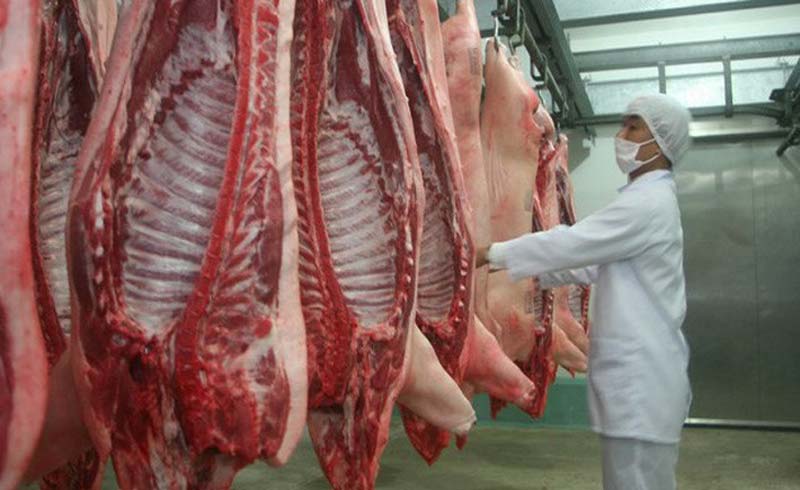 Giá thịt bán lẻ tại các chợ có xu hướng giảm nhẹ.