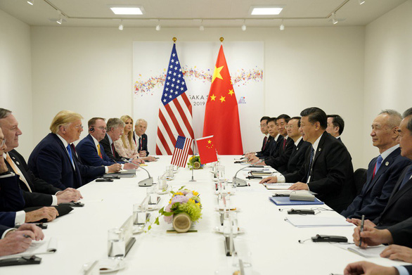 Tổng thống Mỹ Donald Trump cùng các quan chức Mỹ (trái) trong cuộc gặp với đoàn Trung Quốc bên lề hội nghị thượng đỉnh G20 ở Osaka, Nhật Bản ngày 29/6 - Ảnh: REUTERS.