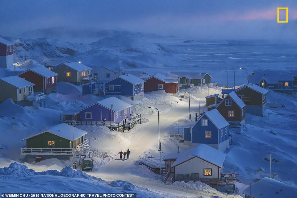Trải nghiệm 3 tháng ở Greenland (thuộc Vương quốc Đan Mạch) để ghi lại cuộc sống xứ sở có khí hậu Bắc cực, Weimin Chu đã chụp lại hình ảnh những ngôi nhà đầy màu sắc của một làng chài phía Tây Bắc – làng Upernavik. Chính sự tương phản giữa thiên nhiên khắc nghiệt, đơn sắc với sự rực rỡ của những ngôi nhà cổ kính trong ảnh đã mang về cho nhiếp ảnh gia người Trung Quốc giải Quán quân.