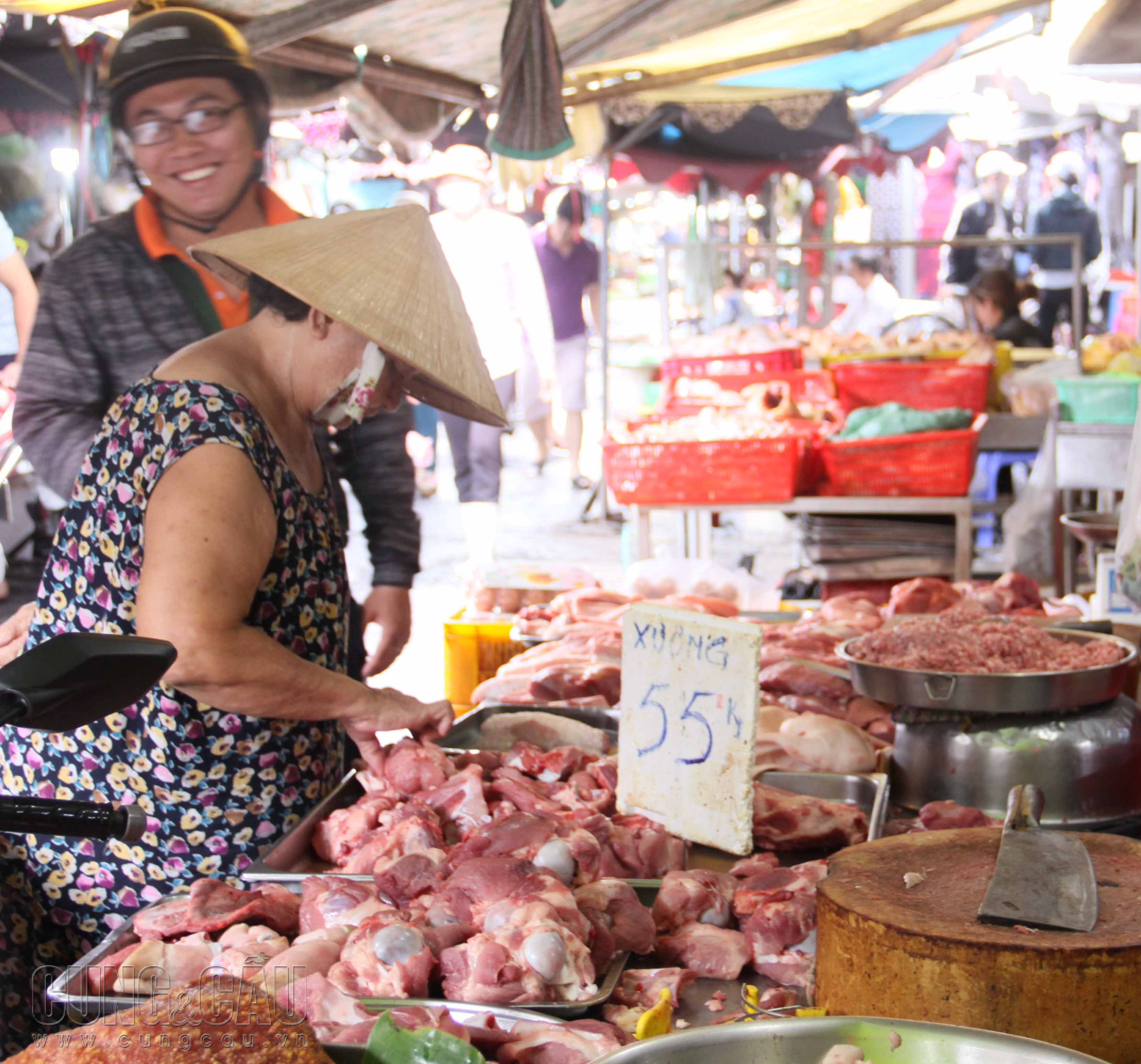 Giá thịt heo bán lẻ tại chợ hiện thấp hơn khá nhiều so với các siêu thị.