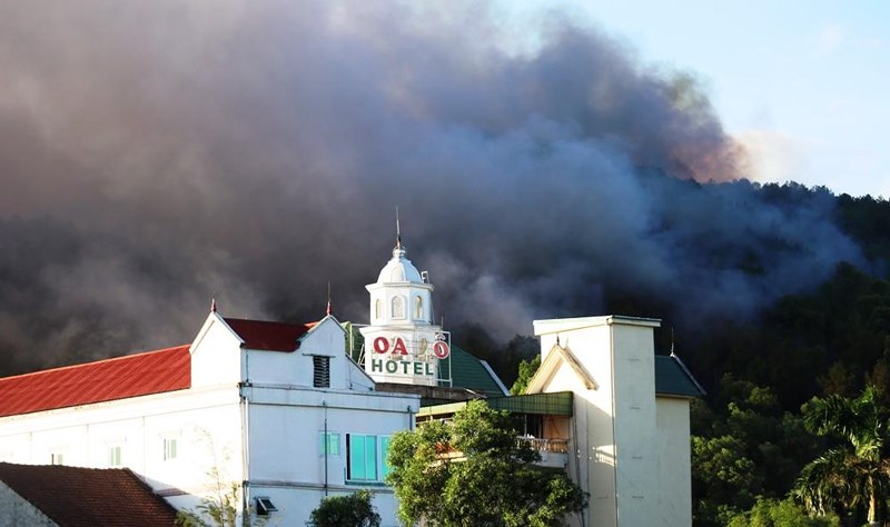   Cháy rừng gần với khách sạn ở thị trấn Xuân An.   