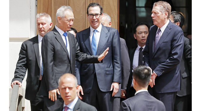 Phó thủ tướng Trung Quốc Lưu Hạc chào tạm biệt quan chức Mỹ tại Washington D.C hôm 10/6. Ảnh: AFP.
