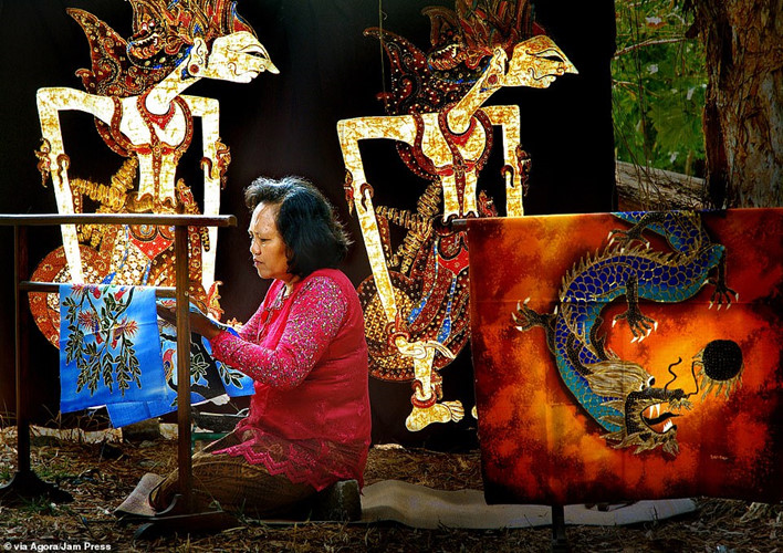   Một phụ nữ Indonesia miệt mài tạo ra những sản phẩm thủ công. Đây là tác phẩm của nhiếp ảnh gia Wibowo Rahardjo.  