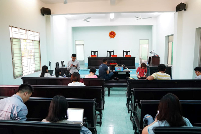 Phiên tòa xử Nguyễn Hữu Linh tội dâm ô đã hoãn, chờ điều tra bổ sung.